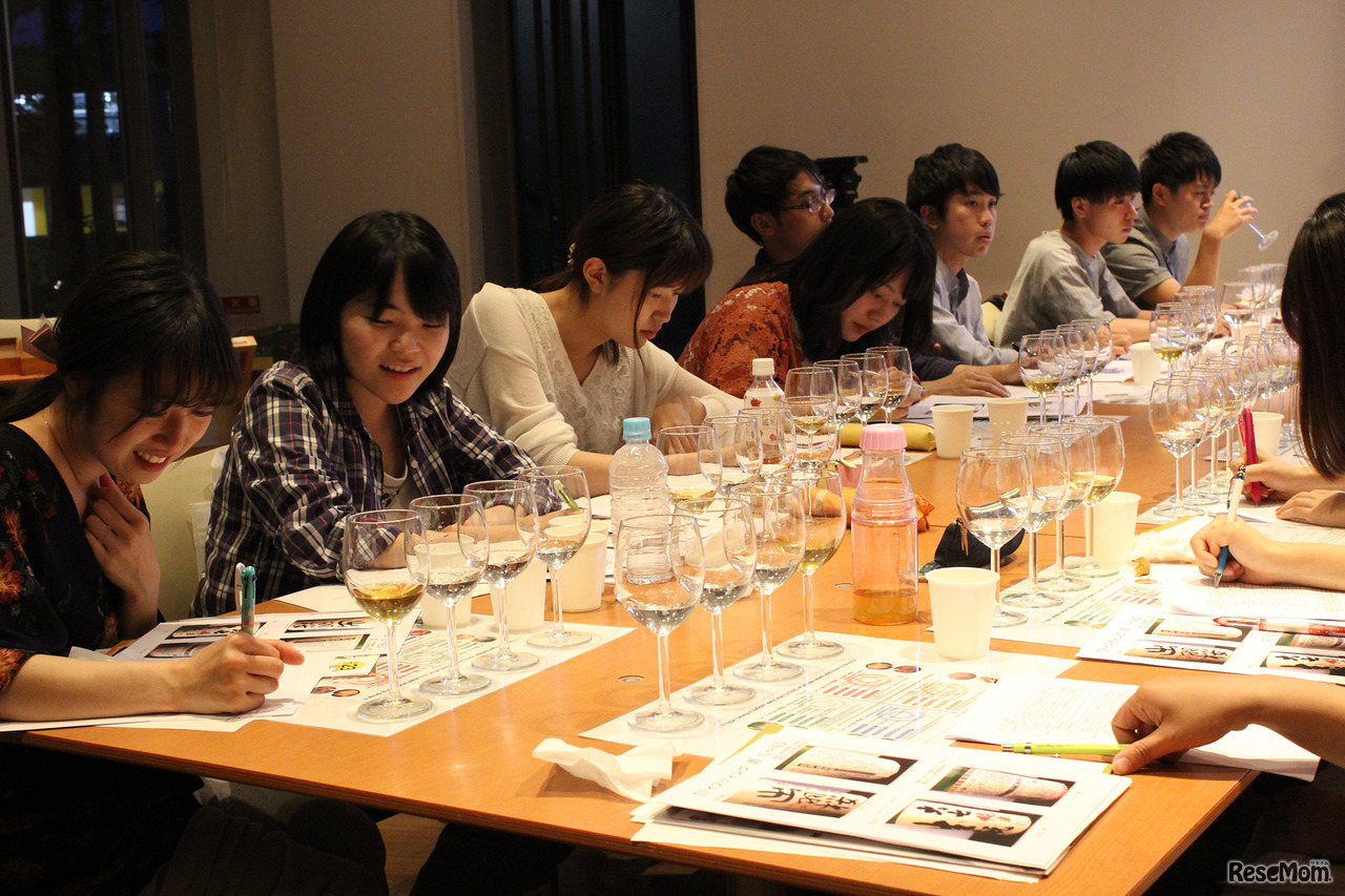 学生らはみな、真剣な表情　（立教大学「英語による日本酒・ワイン講座」のようす）