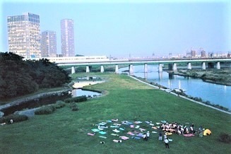 大人から子どもまで参加できるヨガの日イベント「水辺ヨガ 二子玉川」開催