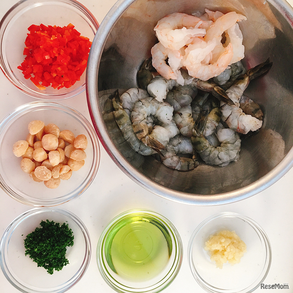 ガーリックシュリンプの材料（※ボウルの中のエビはガーリックシュリンプ用とエビチリ用2種入っています）