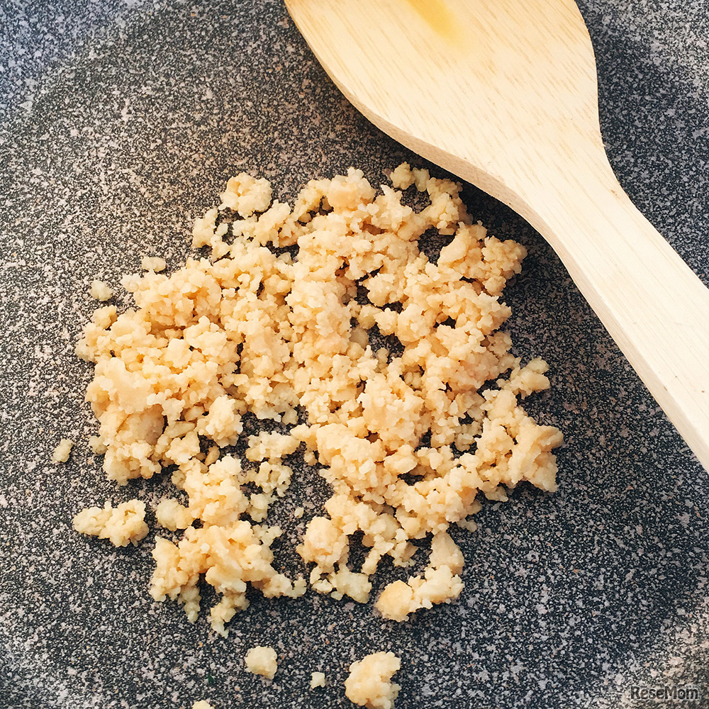 マカデミアナッツは最初にオイルなしで炒めます