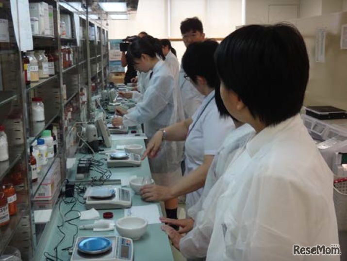 過去の一日薬剤師体験教室のようす