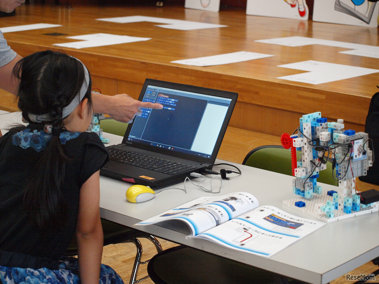 子ども向けプログラミング教材体験コーナーのようす。ロボットプログラミング教材「アーテックロボ」（株式会社アーテック）に挑戦