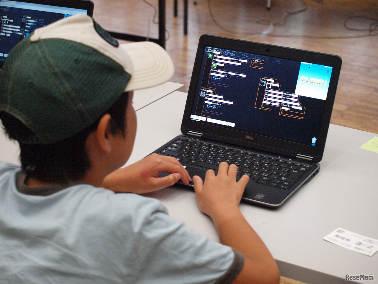 子ども向けプログラミング教材体験コーナーのようす。ビジュアルプログラミング言語「MOONBlock」（株式会社UEI）でゲーム制作