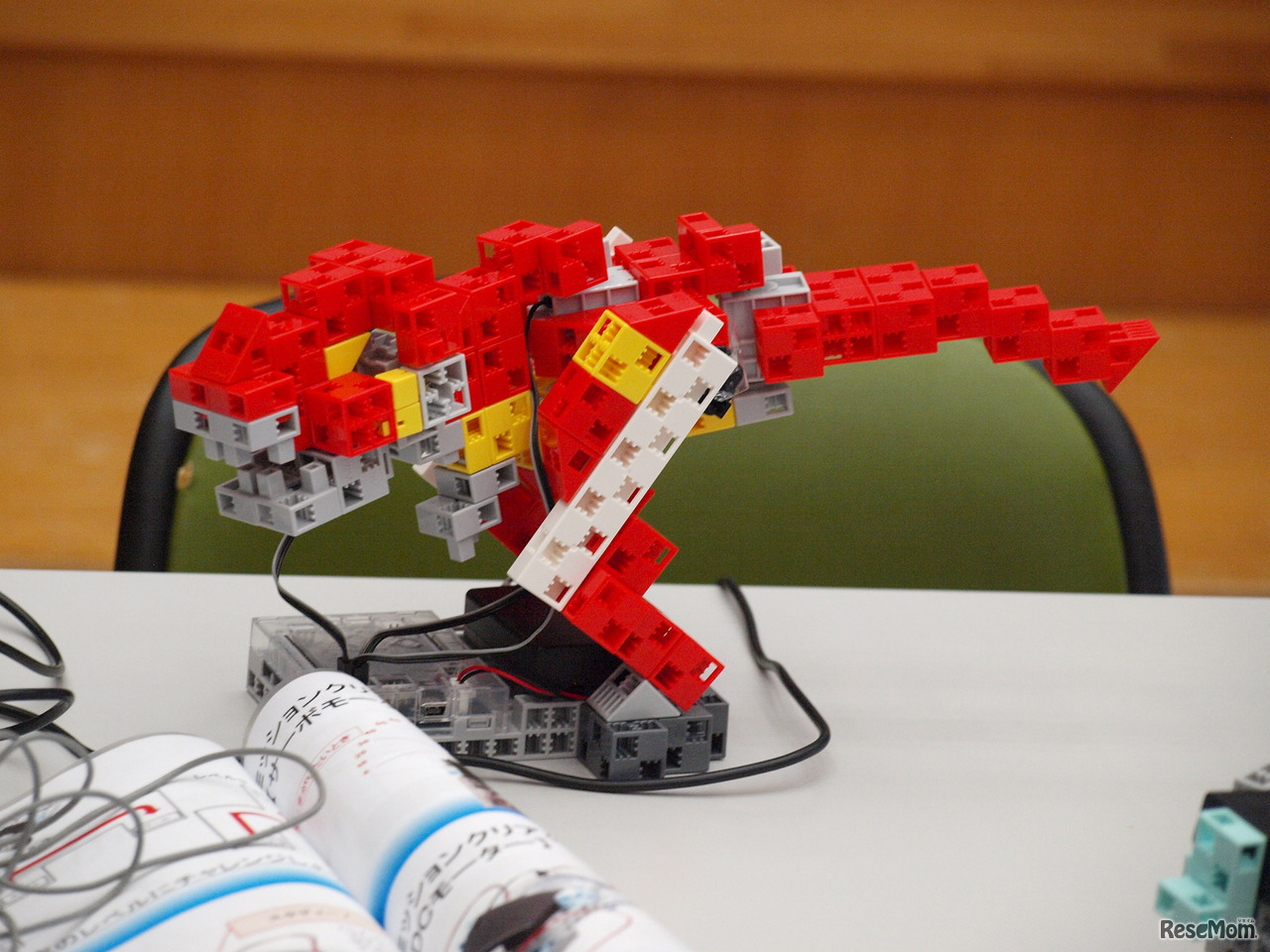 子ども向けプログラミング教材体験コーナーのようす。「アーテックロボ」（株式会社アーテック）ロボットプログラミング教材の教材