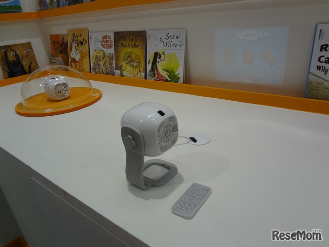 Storybeam。明るいため見えづらいが壁に投影されている