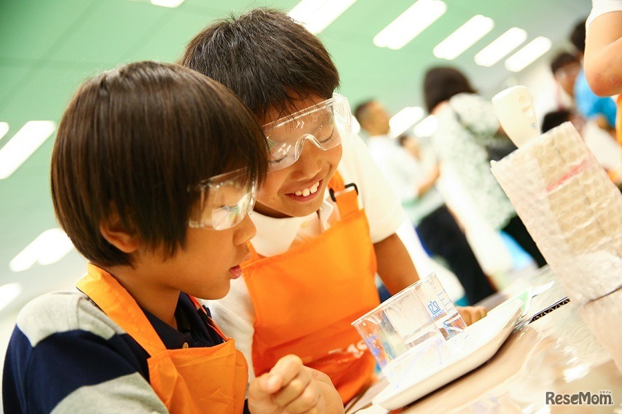 子ども実験教室（2016年開催のようす）