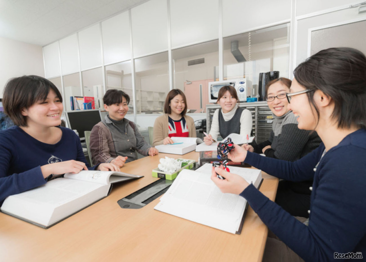 研究室でのゼミのようす
