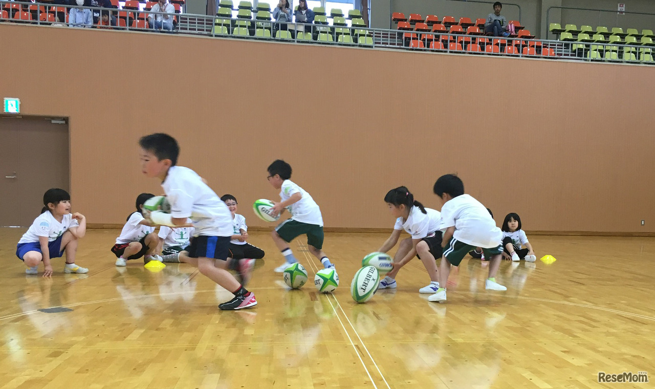 「すこやカラダ大作戦	in いわて」でのようす（写真は第3回。SCIXオリジナルの「スペースボール」を使ってボールゲームの楽しさを体験した）