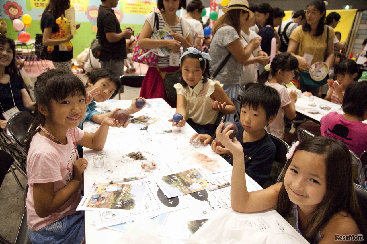 ジャパンホームシールドは子ども向けイベント「土のふしぎ 体験教室2017」を開催する（写真は過去イベントのようす）