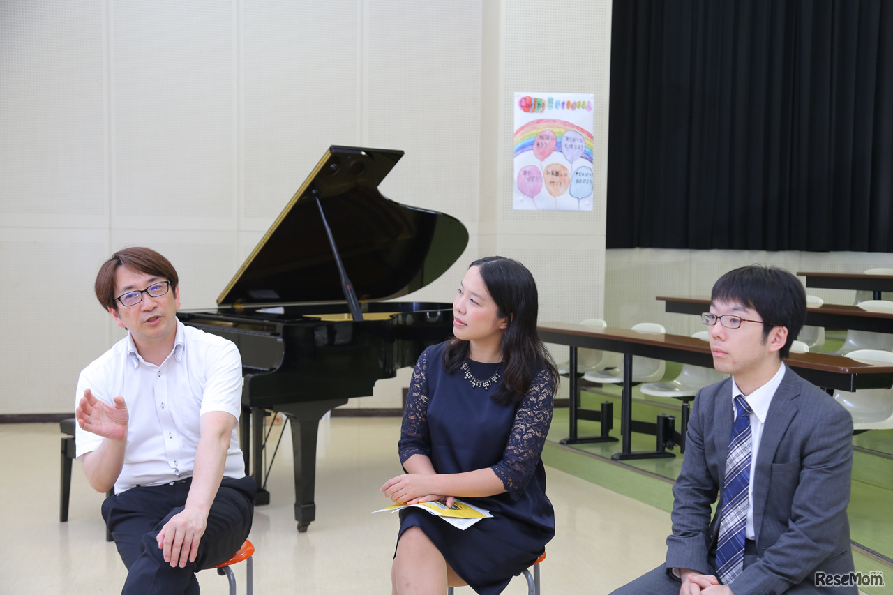 インタビューに応える荒木貴之校長、アドバイザーを務める数学者でジャズピアニストの中島さち子氏、数学の近藤宏樹教諭（向かって左から）