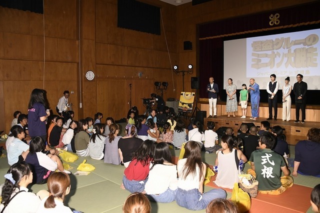 「怪盗グルーのミニオン大脱走」式根島で特別試写会、笑福亭鶴瓶が7年ぶりの再会に感激