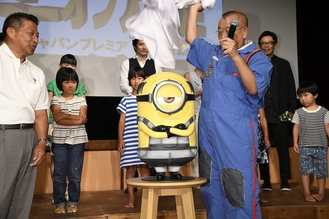 「怪盗グルーのミニオン大脱走」式根島で特別試写会、笑福亭鶴瓶が7年ぶりの再会に感激