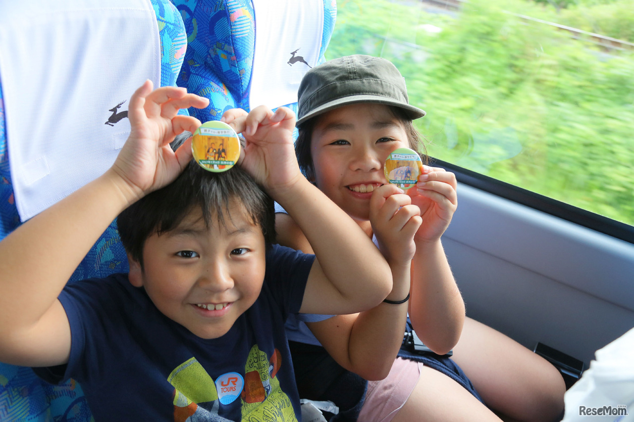 キトラ古墳の四神の館での家族の記念写真を缶バッジにしてプレゼント