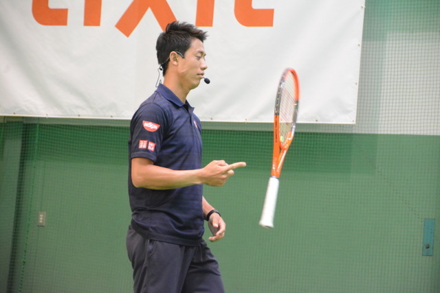 7月19日、錦織圭選手が「LIXIL 錦織チャレンジ」～ユニバーサルテニス体験～と題したイベントにサプライズ参加し、日本女子車いすテニス界の次世代を担う選手の1人、船水梓緒里（しおり）選手や、小学生24名らとボールを打ち合った。