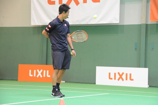 7月19日、錦織圭選手が「LIXIL 錦織チャレンジ」～ユニバーサルテニス体験～と題したイベントにサプライズ参加し、日本女子車いすテニス界の次世代を担う選手の1人、船水梓緒里（しおり）選手や、小学生24名らとボールを打ち合った。