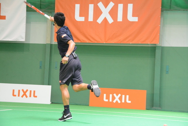 7月19日、錦織圭選手が「LIXIL 錦織チャレンジ」～ユニバーサルテニス体験～と題したイベントにサプライズ参加し、日本女子車いすテニス界の次世代を担う選手の1人、船水梓緒里（しおり）選手や、小学生24名らとボールを打ち合った。