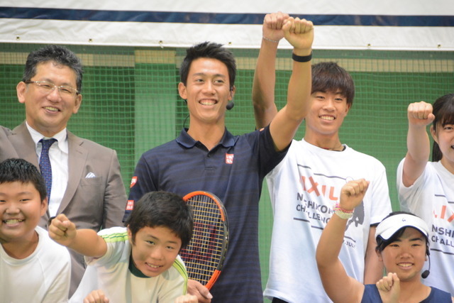 7月19日、錦織圭選手が「LIXIL 錦織チャレンジ」～ユニバーサルテニス体験～と題したイベントにサプライズ参加し、日本女子車いすテニス界の次世代を担う選手の1人、船水梓緒里（しおり）選手や、小学生24名らとボールを打ち合った。