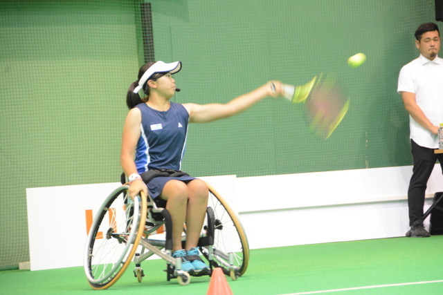 7月19日、錦織圭選手が「LIXIL 錦織チャレンジ」～ユニバーサルテニス体験～と題したイベントにサプライズ参加し、日本女子車いすテニス界の次世代を担う選手の1人、船水梓緒里（しおり）選手や、小学生24名らとボールを打ち合った。