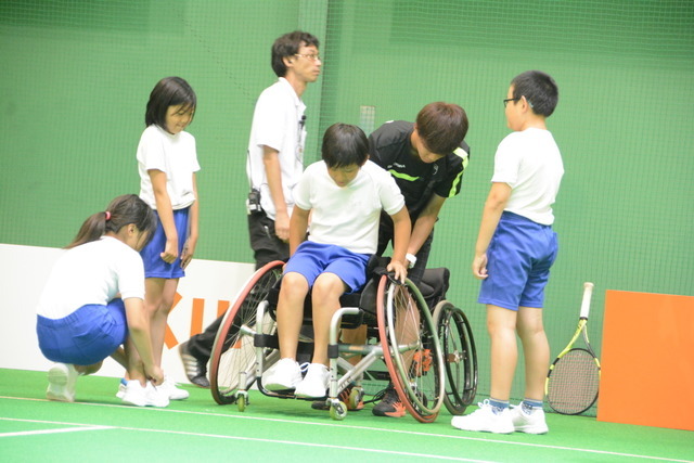7月19日、錦織圭選手が「LIXIL 錦織チャレンジ」～ユニバーサルテニス体験～と題したイベントにサプライズ参加し、日本女子車いすテニス界の次世代を担う選手の1人、船水梓緒里（しおり）選手や、小学生24名らとボールを打ち合った。