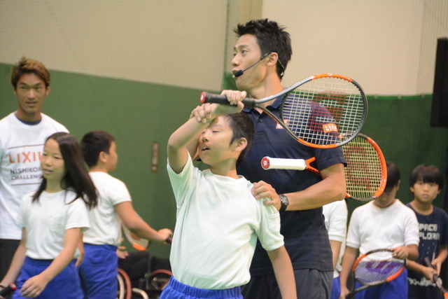 7月19日、錦織圭選手が「LIXIL 錦織チャレンジ」～ユニバーサルテニス体験～と題したイベントにサプライズ参加し、日本女子車いすテニス界の次世代を担う選手の1人、船水梓緒里（しおり）選手や、小学生24名らとボールを打ち合った。
