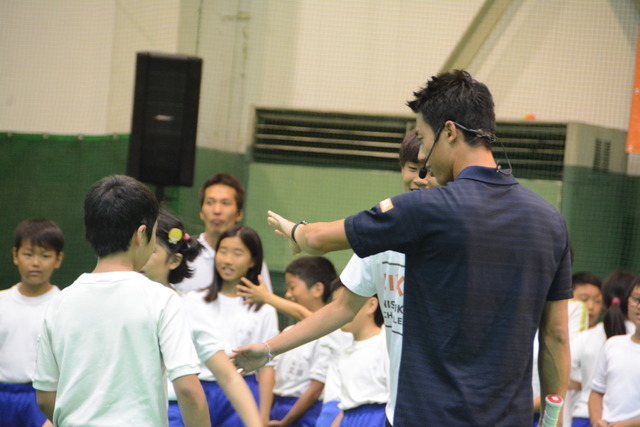 7月19日、錦織圭選手が「LIXIL 錦織チャレンジ」～ユニバーサルテニス体験～と題したイベントにサプライズ参加し、日本女子車いすテニス界の次世代を担う選手の1人、船水梓緒里（しおり）選手や、小学生24名らとボールを打ち合った。
