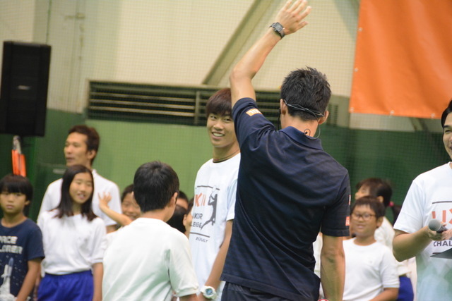 7月19日、錦織圭選手が「LIXIL 錦織チャレンジ」～ユニバーサルテニス体験～と題したイベントにサプライズ参加し、日本女子車いすテニス界の次世代を担う選手の1人、船水梓緒里（しおり）選手や、小学生24名らとボールを打ち合った。