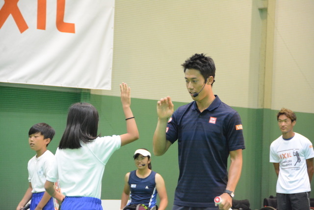 7月19日、錦織圭選手が「LIXIL 錦織チャレンジ」～ユニバーサルテニス体験～と題したイベントにサプライズ参加し、日本女子車いすテニス界の次世代を担う選手の1人、船水梓緒里（しおり）選手や、小学生24名らとボールを打ち合った。