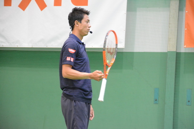 7月19日、錦織圭選手が「LIXIL 錦織チャレンジ」～ユニバーサルテニス体験～と題したイベントにサプライズ参加し、日本女子車いすテニス界の次世代を担う選手の1人、船水梓緒里（しおり）選手や、小学生24名らとボールを打ち合った。