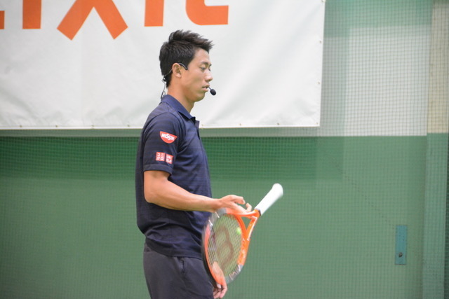 7月19日、錦織圭選手が「LIXIL 錦織チャレンジ」～ユニバーサルテニス体験～と題したイベントにサプライズ参加し、日本女子車いすテニス界の次世代を担う選手の1人、船水梓緒里（しおり）選手や、小学生24名らとボールを打ち合った。