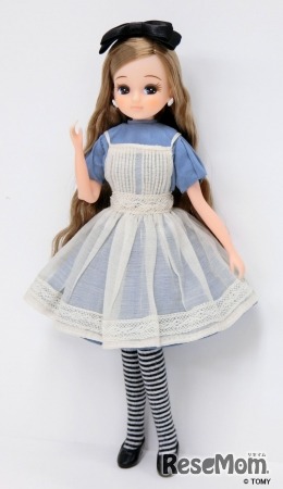 おそろいドレスセット着用リカちゃん 「オリジナルコレクションモデルリカちゃん-1（アンダー、白い靴、ピアス付き）」5,000円（税別）、 「オリジナルコレクションドレス-1（黒い靴は含まれない）」 3,600円（税別）　※リカちゃんとドレスは別売り　(c) TOMY