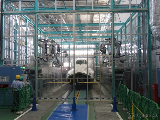 先頭車を研ぐロボットは6本のアームで構成されている。