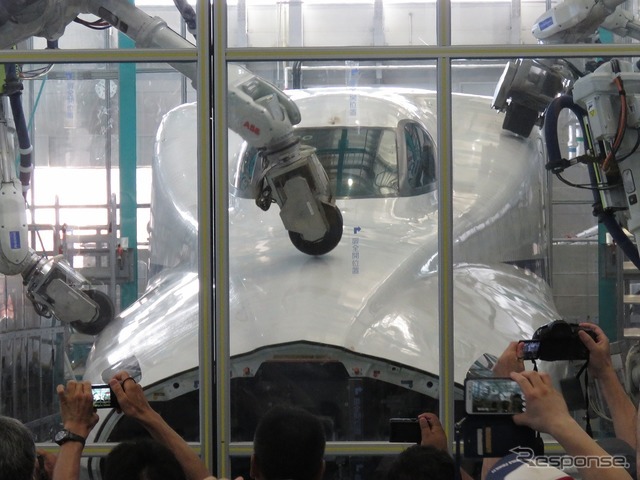 研ぎ作業を行うロボットのアームは目まぐるしく動き回った。