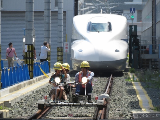 アルミ製のエンジン付き軌道自転車（アルミカート）の乗車体験は今回初めて行われた。