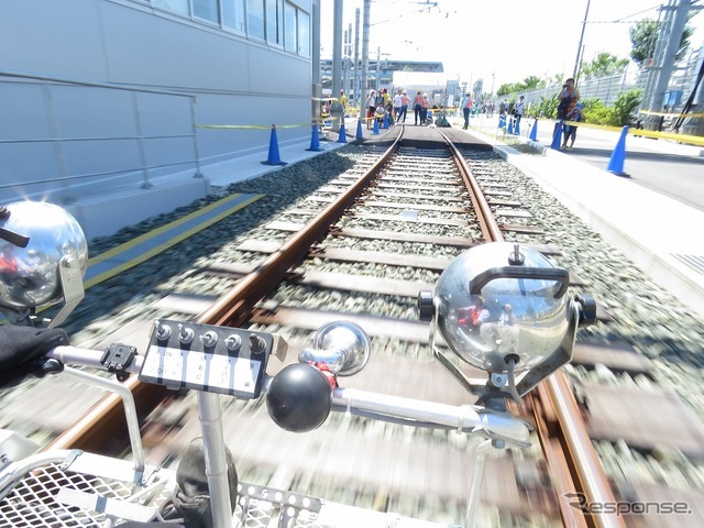 レールが間近に見えるせいか、思っていた以上に速く感じる。