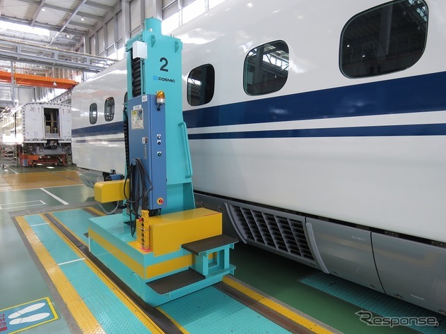 大型クレーンによる車体つり上げ作業は廃止。代わりにジャッキを設けた。