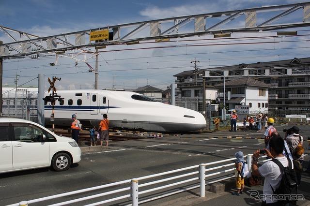 フル規格の新幹線車両が通る唯一の踏切が浜松工場の西側にある。イベント開催時の朝には「発見デー」参加者向けのツアー列車がそのまま踏切を抜けて工場内へと入っていった