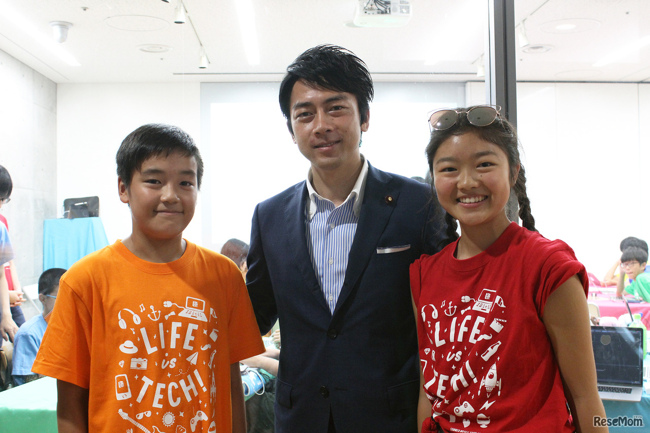 イギリスの高校2年生である瀬口杏夏（17／写真右）と中学2年生の中馬慎之祐さん（14／写真左）と小泉進次郎氏（写真中）