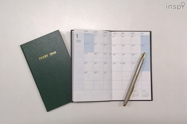 マンスリータイプの罫内容には予定を書き分けやすいセンターライン・和暦・六曜・月の満ち欠けの表記入り