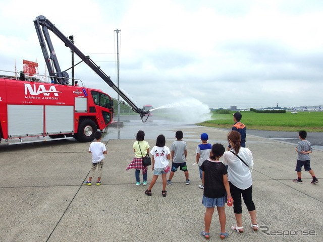 大型化学消防車の放水デモ