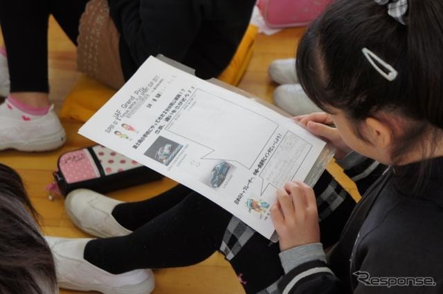 中嶋一貴選手が、御殿場市内の小学校でモータースポーツに関する特別授業を行った