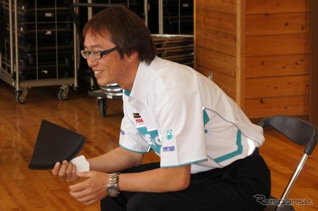 中嶋一貴選手が、御殿場市内の小学校でモータースポーツに関する特別授業を行った