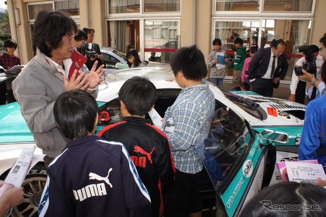 中嶋一貴選手が、御殿場市内の小学校でモータースポーツに関する特別授業を行った