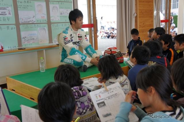 中嶋一貴選手が、御殿場市内の小学校でモータースポーツに関する特別授業を行った