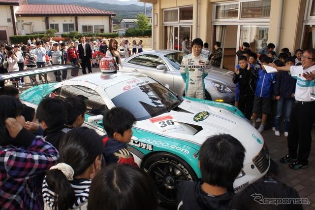 中嶋一貴選手が、御殿場市内の小学校でモータースポーツに関する特別授業を行った