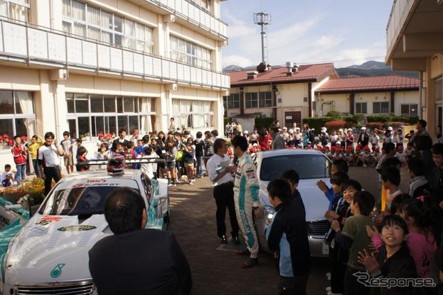 中嶋一貴選手が、御殿場市内の小学校でモータースポーツに関する特別授業を行った