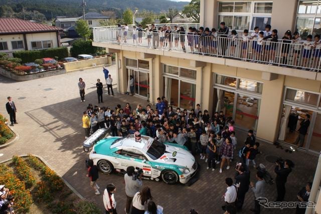 中嶋一貴選手が、御殿場市内の小学校でモータースポーツに関する特別授業を行った