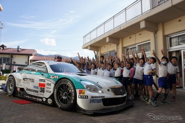 中嶋一貴選手が、御殿場市内の小学校でモータースポーツに関する特別授業を行った