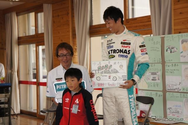 中嶋一貴選手が、御殿場市内の小学校でモータースポーツに関する特別授業を行った