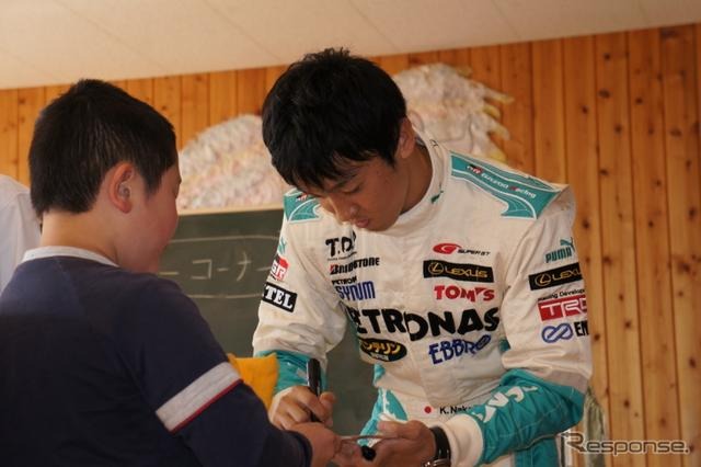 中嶋一貴選手が、御殿場市内の小学校でモータースポーツに関する特別授業を行った