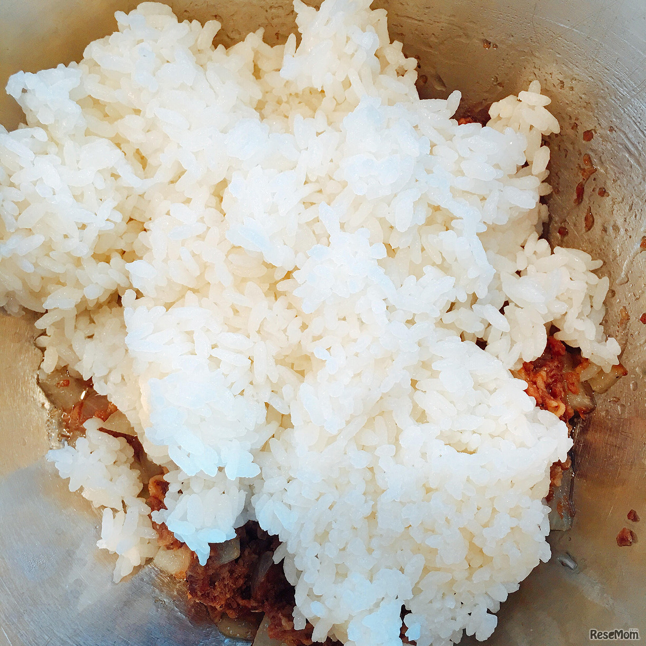 ケチャップライスの作り方3・ボウルに移した炒めた玉ねぎとコンビーフに、ご飯を加えます